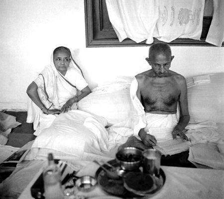 Kasturba Gandhi con il Mahatma Gandhi