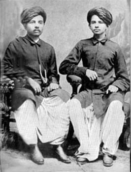 ガンジー（右）とラクシュミダス（左）