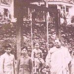 Sarat Chandra Bose com sua esposa e filhos em seu bangalô Giddepahar