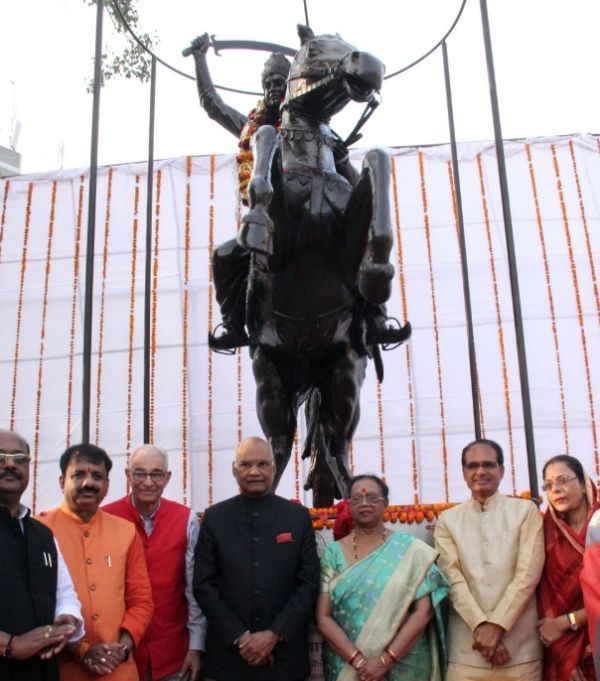 Presidentti Ramnath Kovind paljastaa Jhalkari Bain patsaan Bhopalissa