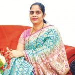 Η σύζυγος Laxmikant Parsekar Smita Parsekar