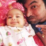 Chandan Prabhakar tyttärensä kanssa