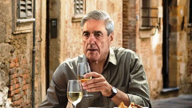 Robert Mueller avec un verre de vin