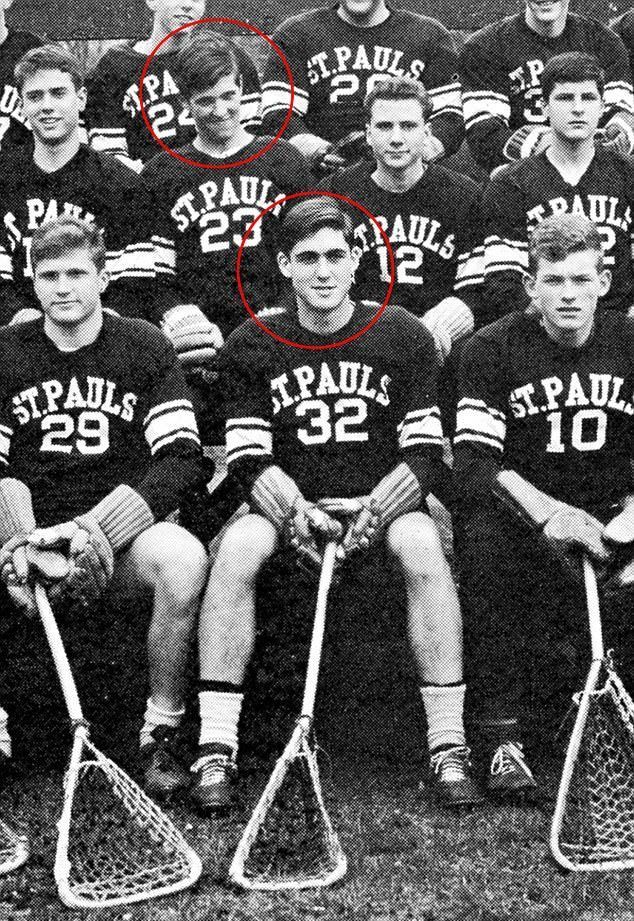 Robertas Muelleris ir Johnas Kerry (priekyje) savo mokyklos „Lacrosse“ komandoje