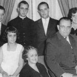 Kardinolas Jorge Mario Bergoglio, Buenos Airių arkivyskupas, antras iš kairės galinėje eilėje, pozuoja nuotraukai su šeima