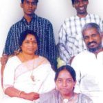 Ilaiyaraaja koos oma naise Jeeva (L), poegade Yuvan Shankari ja Karthik Rajaga (püsti), tütre Bhavatharini (istuv rind)