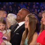 Üç kızıyla birlikte Triple H