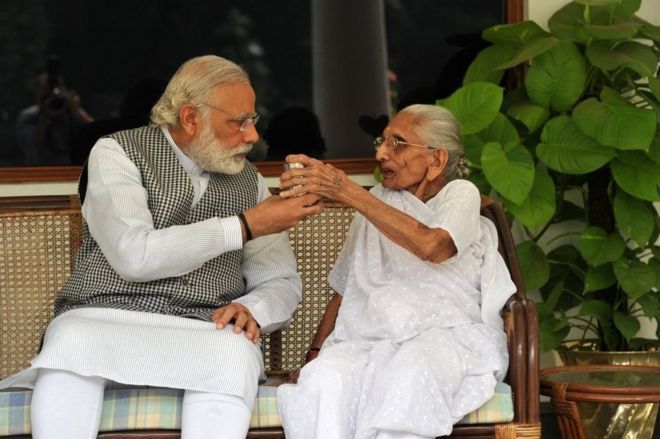 Narendra Modi med sin mor