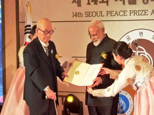 Narendra Modi ze swoją pokojową nagrodą w Seulu