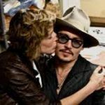 Johnny Depp tyttöystävänsä Kiley Evansin kanssa