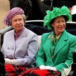 الملكة اليزابيث مع شقيقتها مارغريت