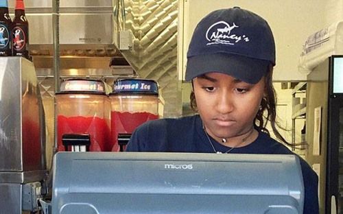 Sasha Obama dirba kasininke jūros gėrybių restorane