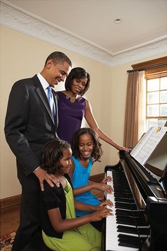 Senas Sašos Obamos ir Malios Obamos paveikslas, grojantis pianinu su tėvais