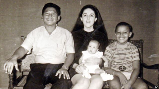 अपनी मां एन डनहम और सौतेले पिता लोलो सोइतोरो के साथ बराक ओबामा