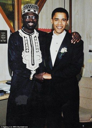 بارک اوباما اپنے سوتیلے بھائی ملک ابونگو اوبامہ کے ساتھ