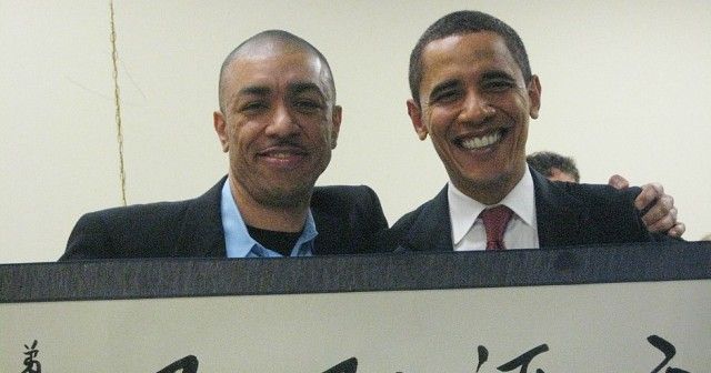 Barackas Obama su savo jaunesniuoju pusbroliu Marku Okothu Obama