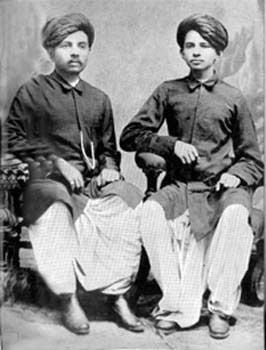   Gándhí (vpravo) a Laxmidas (vlevo)