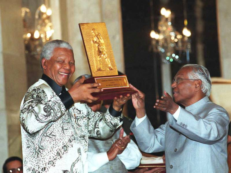   Nelson Mandela dává memento K R Narayananovi