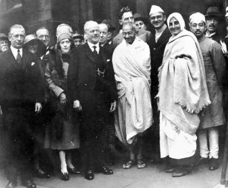   Mahátma Gándhí v Darwenu, Anglie, 26. září 1931 s Miraben (Madeleine Slade)