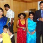 Shankar con su esposa e hijos