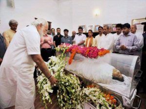 Kamla Advani에게 마지막 경의를 표하는 Narendra Modi 총리