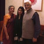 Sanjaya baru con su esposa e hija