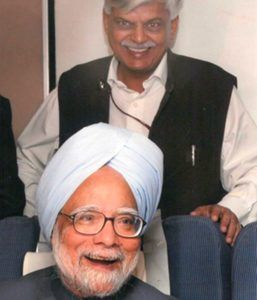 Sanjaya Baru con el ex primer ministro Manmohan Singh