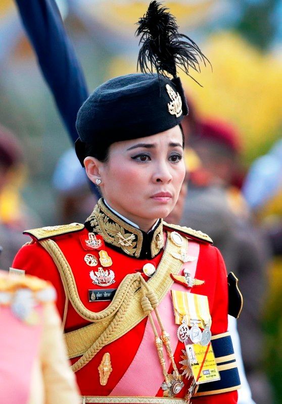 Сутида (кралица на Тайланд) Възраст, съпруг, семейство, биография и др