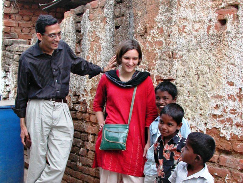 Abhijit Banerjee Hindistan'da Saha Deneyi Yapıyor