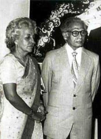 Harivansh Rai Bachchan mit seiner Frau Teji Bachchan