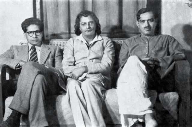 Harivansh Rai Bachchan (à gauche) avec le pantalon Sumitranandan (au centre) et Ramdhari Singh Dinkar (à droite)