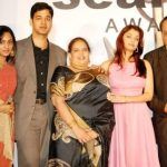 Aditya Rai so svojimi rodičmi, sestrou a manželkou