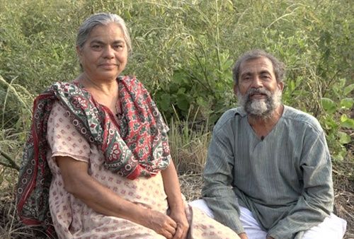 डॉ। रवींद्र कोल्हे अपनी पत्नी, डॉ। स्मिता कोल्हे के साथ