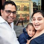 Vijay Shekhar Sharma vaimonsa ja lastensa kanssa