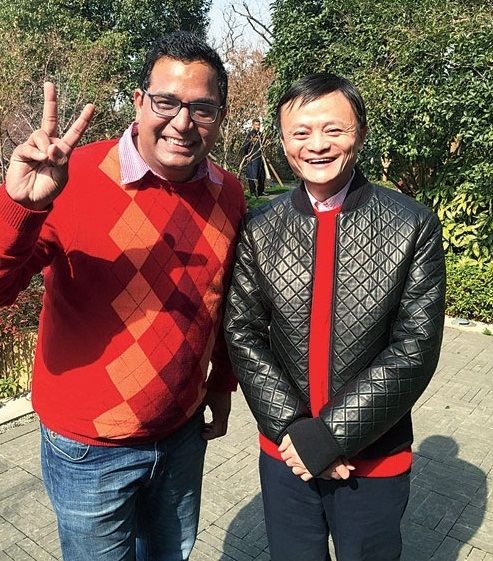 Vijay Shekhar Sharma kasama ang tagapagtatag ng Alibaba na si Jack Ma
