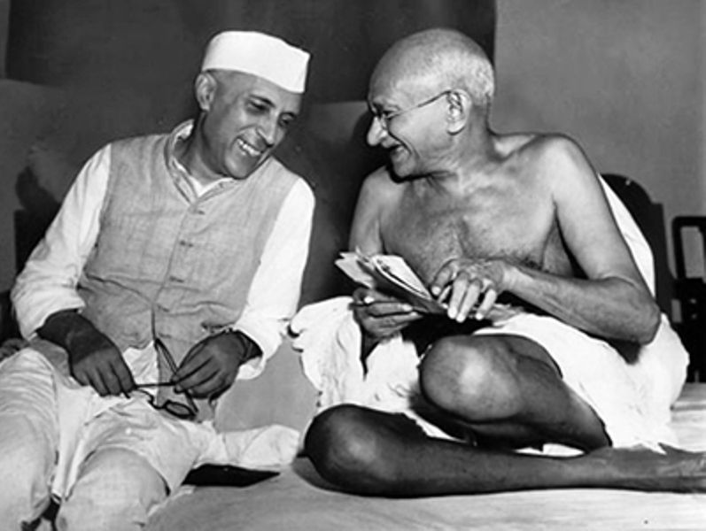 Jawaharlal Nehru Mahatma Gandhin kanssa