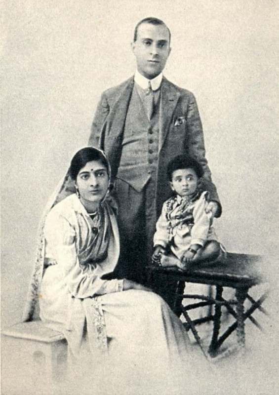 جواہر لال نہرو اپنی بیوی اور بیٹی کے ساتھ