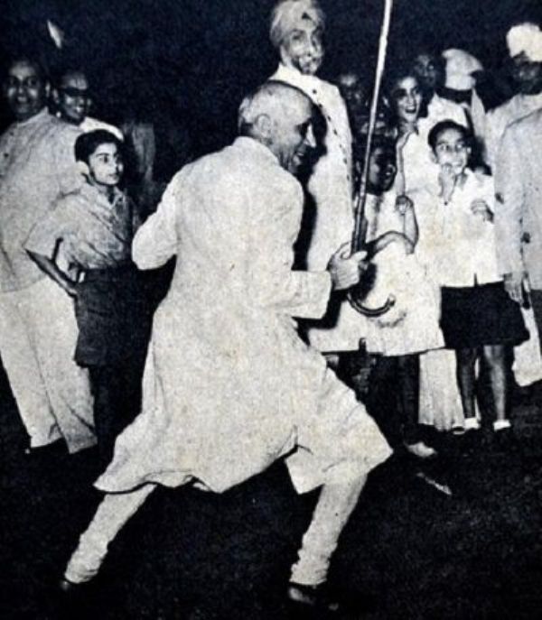 Jawaharlal Nehru realizando pelea de espadas