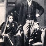 جواہر لال نہرو اپنے والد اور والدہ کے ساتھ
