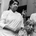 Lata Mangeshkar annesiyle birlikte