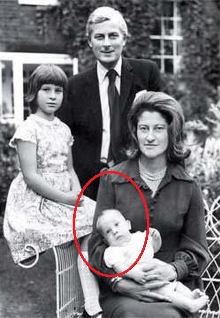 Беър Грилс в червен кръг със сестра си и родителите си