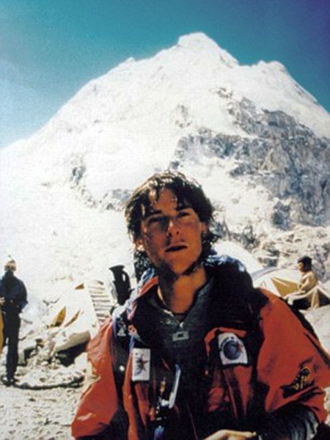 Беър Грилс, докато се изкачва на връх Еверест