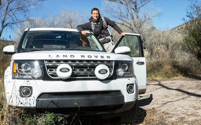 Bear Grylls sur son Land Rover