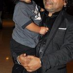 Kailash Kher với con trai Kabir