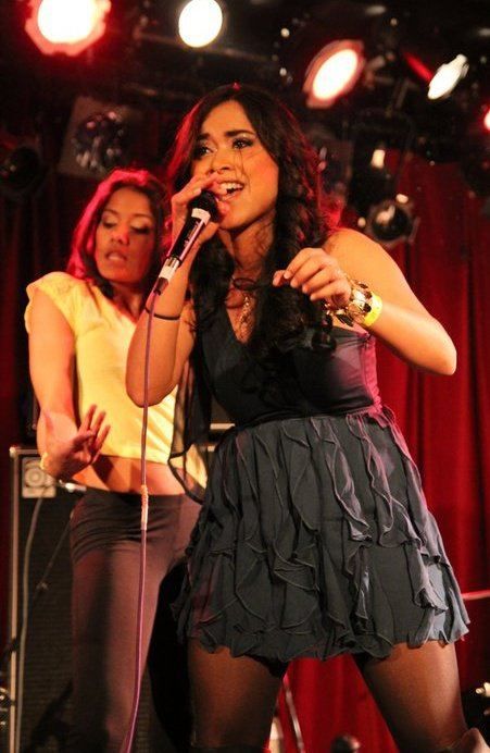 Shweta Subram bernyanyi di sebuah acara