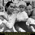 أونغ سان سو كي مع والديها وأخويها