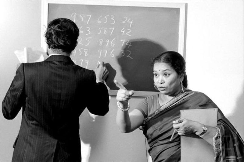 Шакунтала Деви решава математически проблем