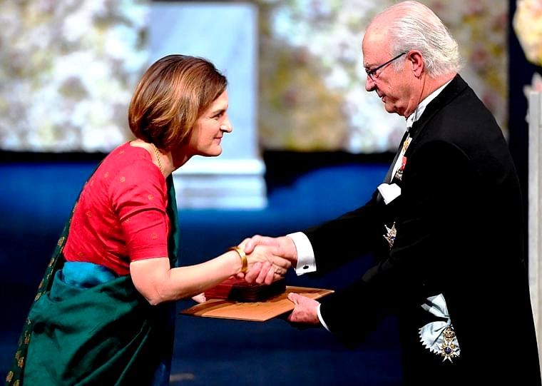 Η Esther Duflo λαμβάνει το βραβείο Νόμπελ