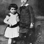 अल्बर्ट आइंस्टीन अपनी बहन माजा के साथ