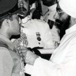 Ракесх Схарма прима Асхок чакру од тадашњег председника Индије Гиани Заил Сингх-а